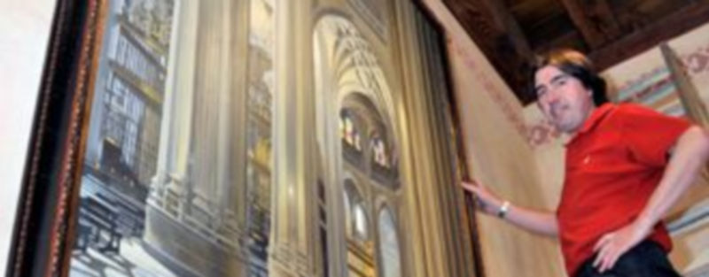 El pintor Saura coloca su cuadro en el Hotel San Facundo. / KAMARERO