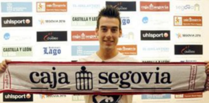 Sergio González sujeta la bufanda de su nuevo equipo