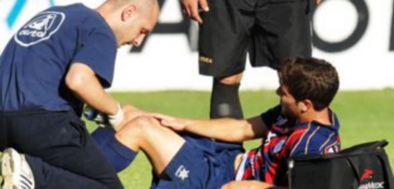 Manu es atendido durante el partido del domingo ante el Lermeño. / A. Benavente