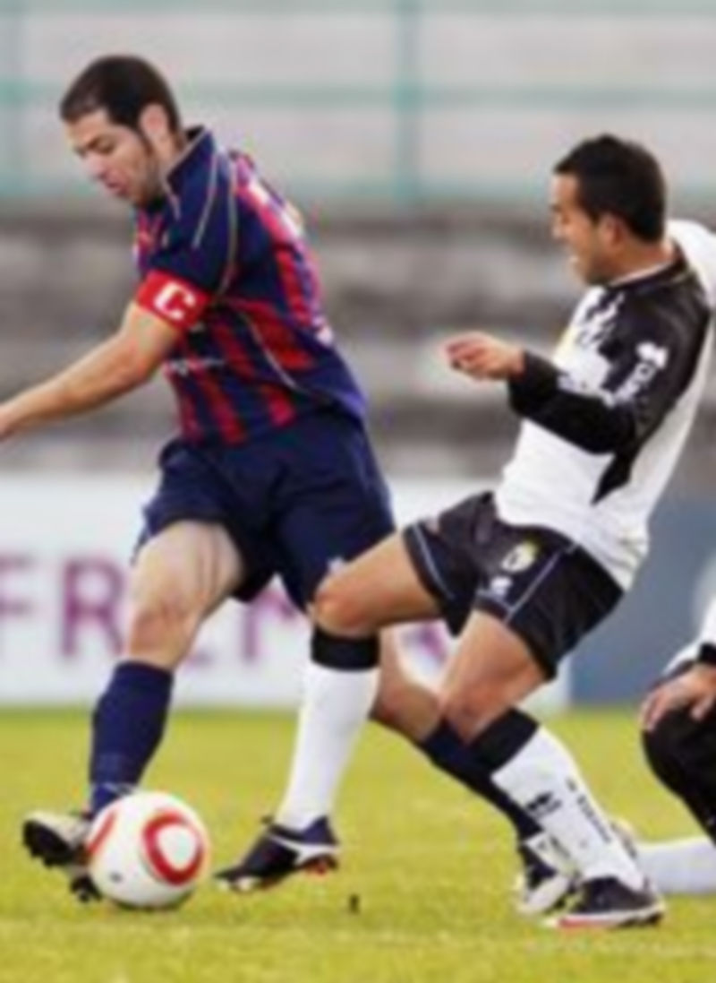 Mariano se encuentra con Lobera en la imagen del último encuentro jugado por el Burgos en La Albuera. / Juan Martín