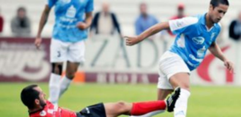 El defensa azulgrana Jesús Alonso sale con el balón controlado dejando atrás a un jugador del Mirandés