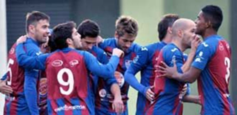 Varios jugadores de la Gimnástica Segoviana se abrazan celebrando la consecución de un gol