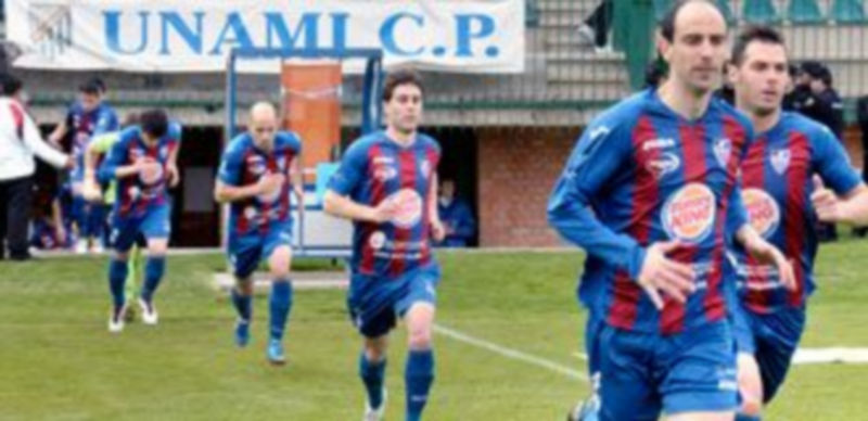 Los jugadores de la Gimnástica Segoviana saltan al campo de La Albuera