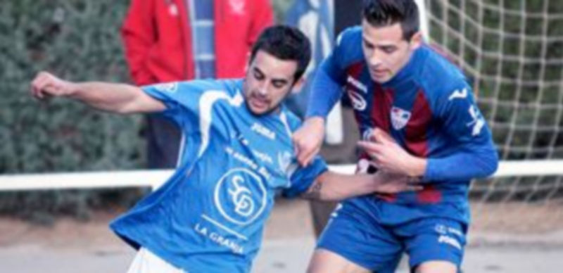 Una de las jugadas del derbi de la temporada pasada entre el CD La Granja y la Gimnástica Segoviana. / JUAN MARTÍN