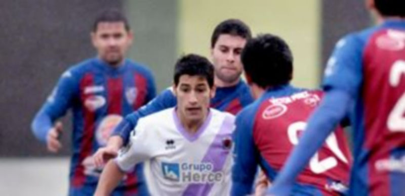 Los jugadores de la Segoviana presionan a un jugador del CD Numancia B. / Kamarero