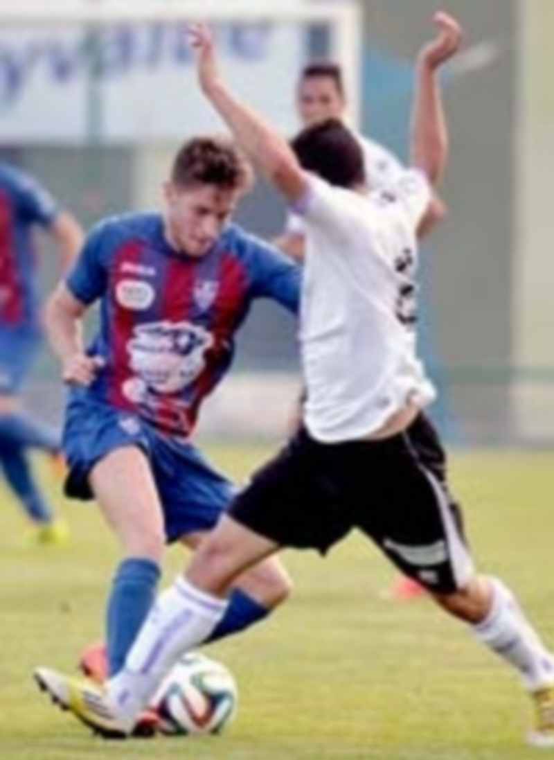 Miguel intenta superar a un jugador del Numancia B en el partido que se jugó el pasado fin de semana. / Juan Martín