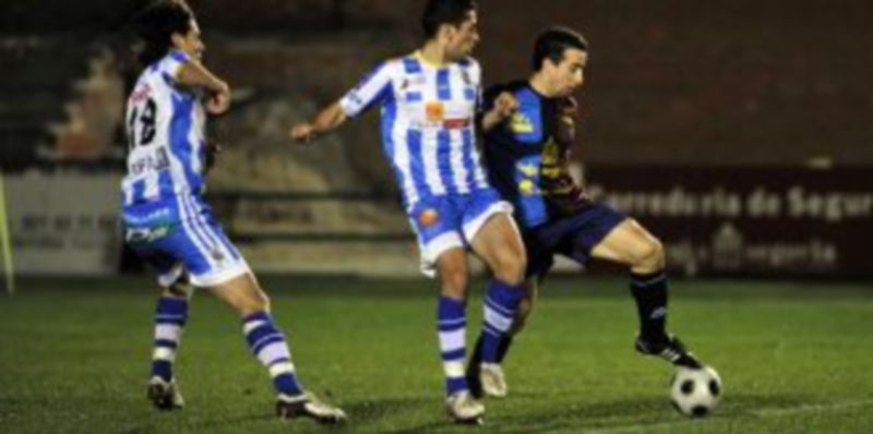 Agustín supera a dos jugadores de la Arandina durante el encuentro que se disputó la pasada temporada. / Juan Martín