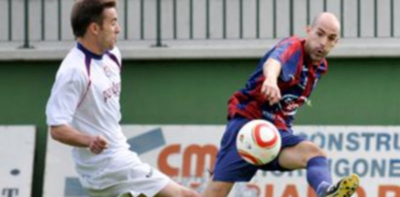 Ricardo centra al área en el último partido disputado por la Gimnástica Segoviana en casa. / Juan Martín