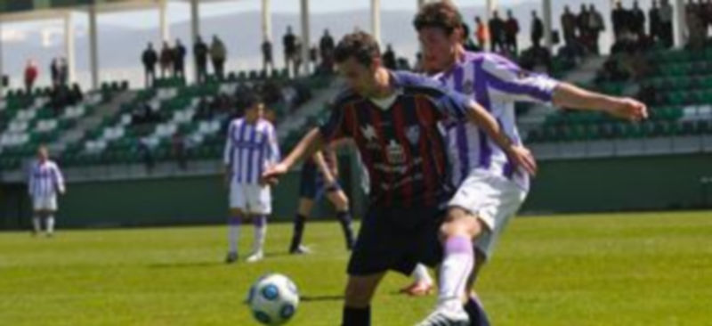 Un defensor del Valladolid B trata de quitarle el balón a Fran Dorado en la imagen de archivo. / Juan Martín