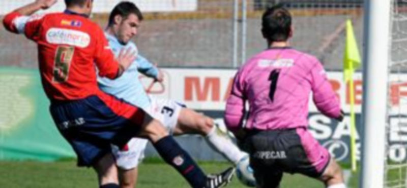 Roberto empalma el balón durante uno de los últimos partidos jugados por la Gimnástica Segoviana en el Adolfo Suárez de la capital abulense./ Juan Martín