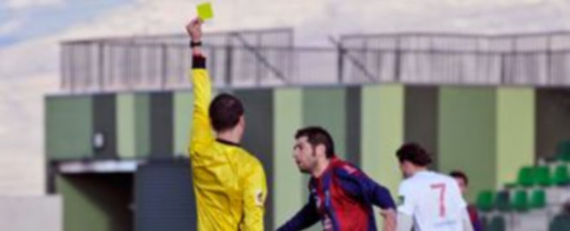 Mariano pide explicaciones al árbitro que le muestra la amarilla. / Juan Martín