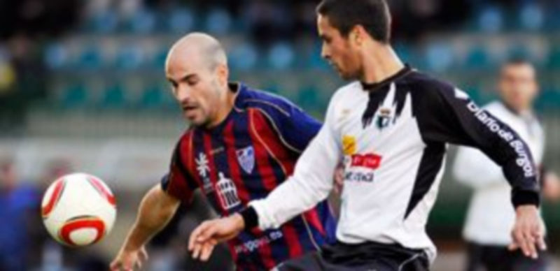 Ricardo trata de hacerse con el balón ante la oposición de un jugador del Burgos en la imagen correspondiente al partido de ida. / Juan Martín