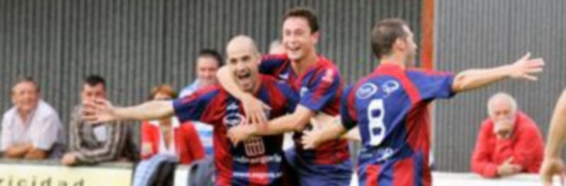 Los jugadores de la Segoviana celebran uno de los dos goles que consiguieron en el campo de la SD Noja. / Juan Martín