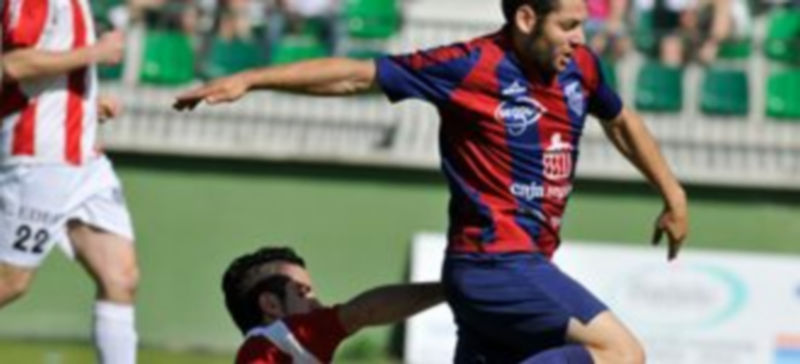 El gimnástico Mariano recibe una entrada por detrás de un defensa de la SD Logroñés. / Juan Martín