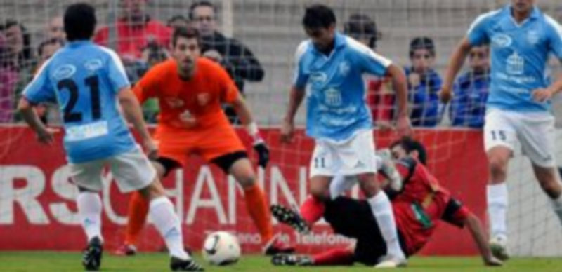 Jugada del encuentro de esta tarde en Anduva. / JUAN MARTÍN