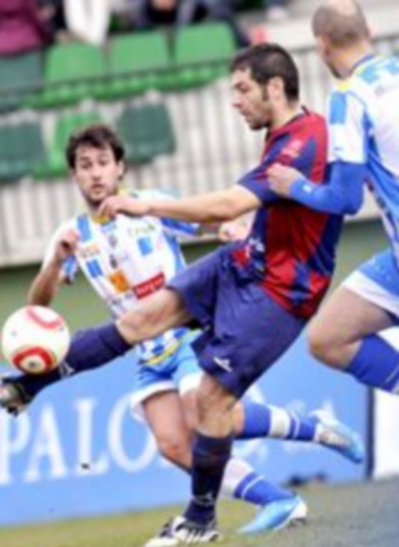 Mariano golpea el balón en presencia de dos jugadores de la Arandina en la imagen de archivo. / Juan Martín