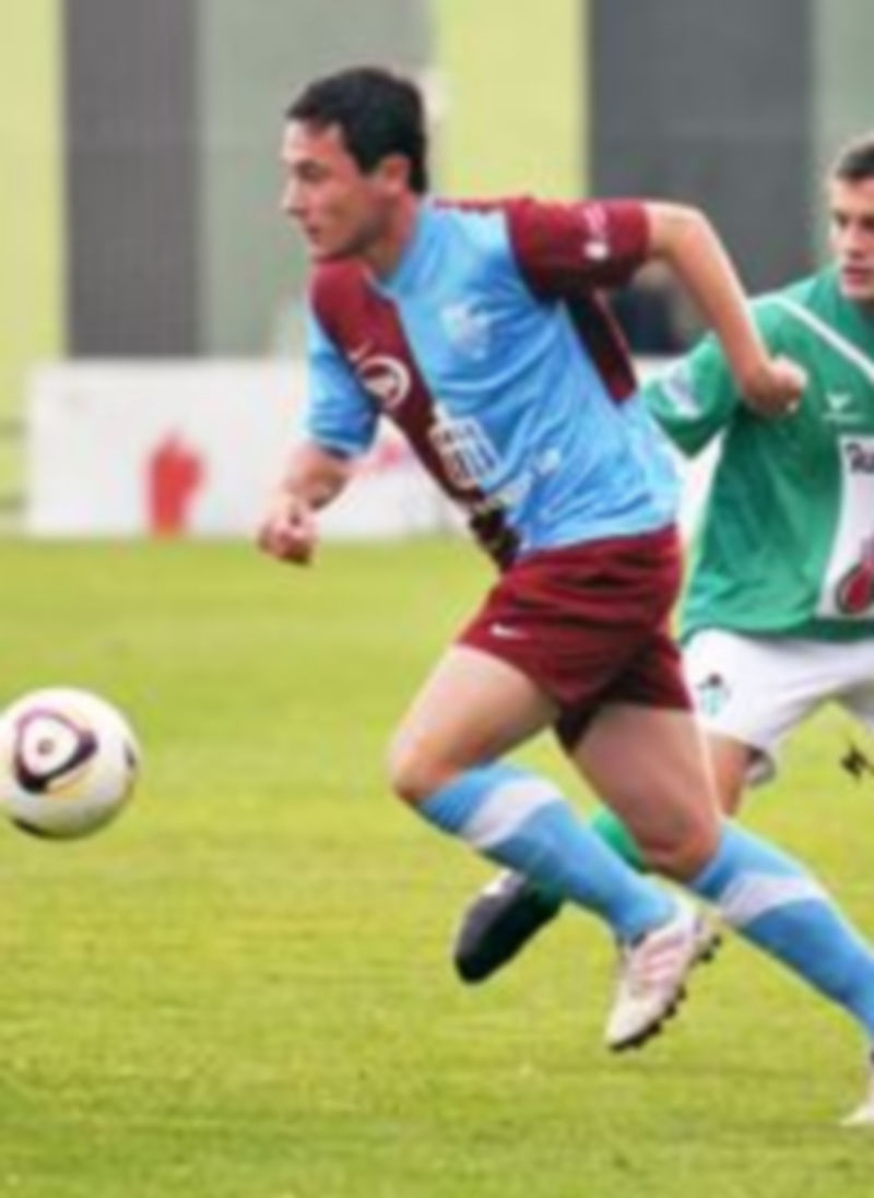 El lateral gimnástico Víctor Pérez se marcha de la vigilancia de un rival durante el partido frente al Guijuelo. / Juan Martín