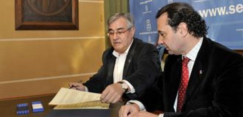 El Ayuntamiento y la Segoviana firmaron un convenio de colaboración 1 Momento de la firma del convenio. / J.M.