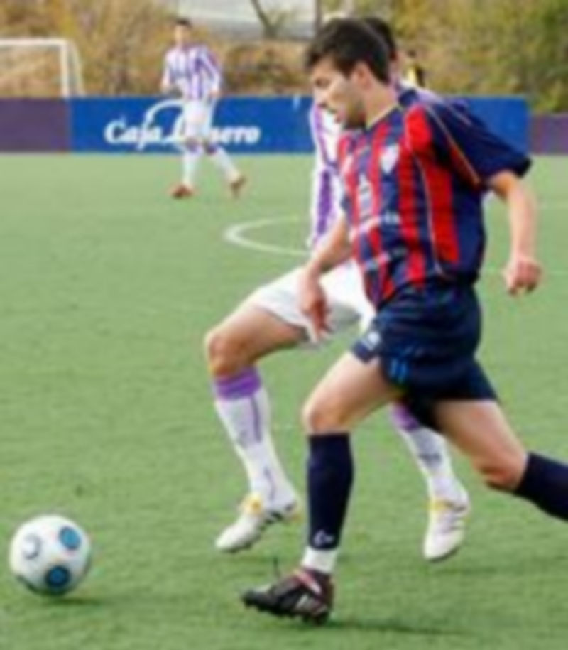 Molina intenta progresar ante el férreo marcaje de un jugador del Valladolid B. /EL DÍA DE VALLADOLID