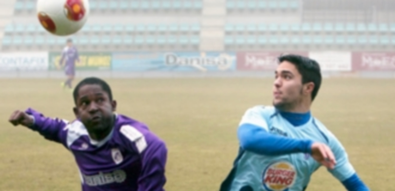 Rubén trata de hacerse con la pelota en competencia con un jugador del Cristo Atlético. / Diario Palentino