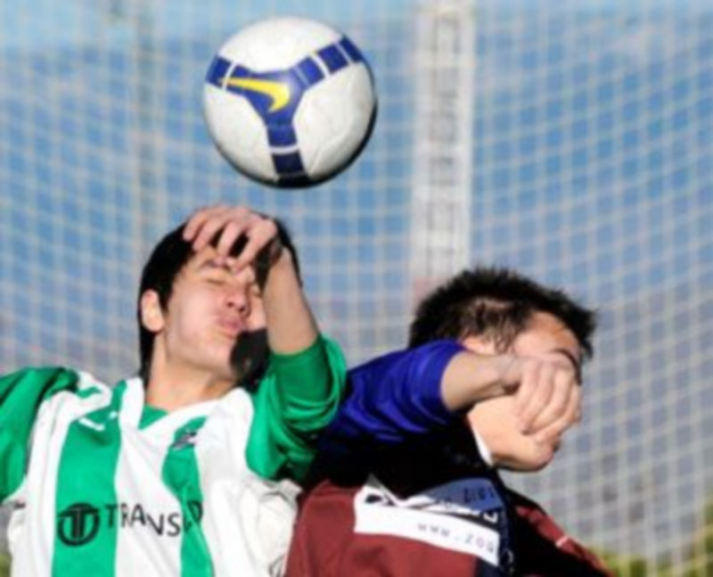Un jugador de la Segoviana lucha por un balón dividido con un rival. /KAMARERO