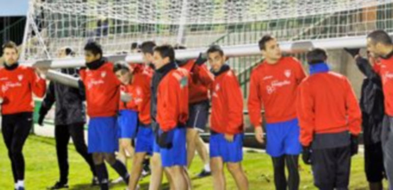 Los jugadores de la Gimnástica Segoviana transportan una portería durante el entrenamiento de ayer. / Kamarero