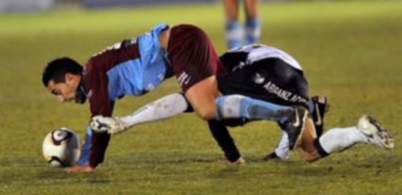 Pino cae al suelo junto a un rival del Burgos. / KAMARERO