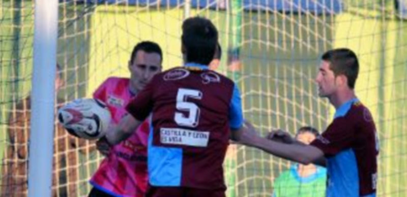 Más lejos de la permanencia 1 Instante del partido disputado hoy entre Segoviana y Arandina. / KAMARERO