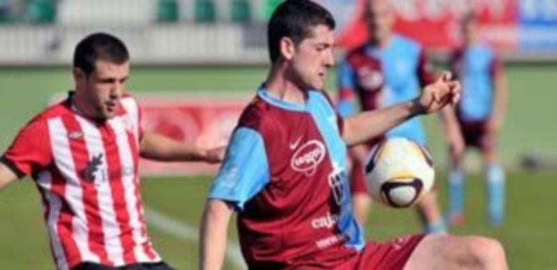 La Segoviana perdió con el Athletic B (0-2) 1 El gimnástico Terleira controla el balón. / KAMARERO