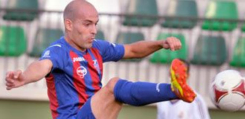 Ricardo intenta controlar un balón durante el último amistoso frente al tercer equipo del Real Madrid. / Kamarero