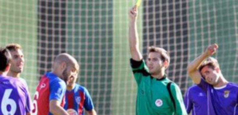 El colegiado muestra la primera de las dos amarillas que vio Ricardo el domingo ante el Palencia. / Kamarero