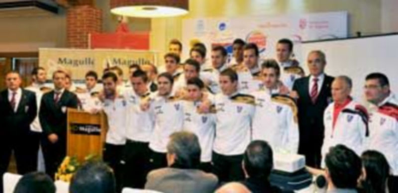 Foto de familia con la plantilla de la Gimnástica Segoviana de la presente temporada