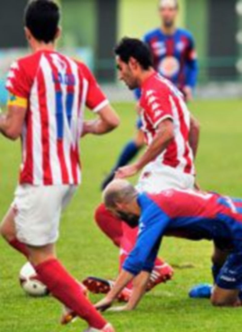Ricardo cae ante un jugador del Bembibre en un momento del partido de ida. / Kamarero
