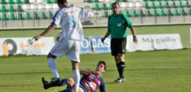 Manu se tira al suelo para intentar cortar el avance de un contrario durante la primera parte del partido. / Kamarero
