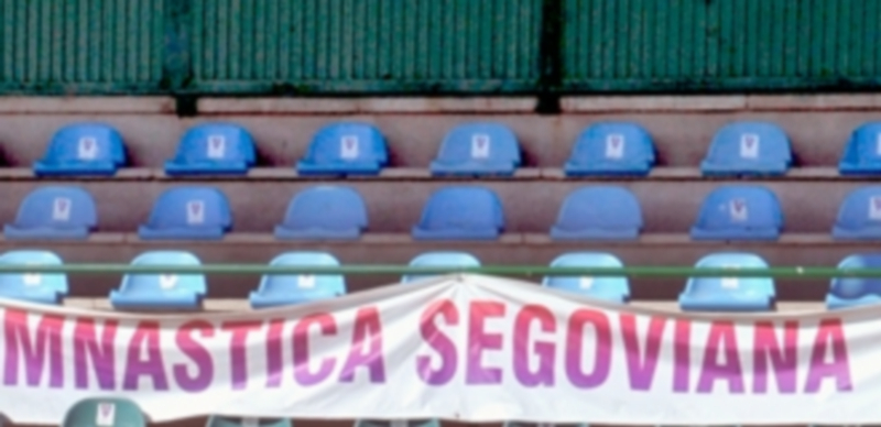 Aspecto del palco vacío en los prolegómenos de un partido de la Gimnástica Segoviana. / Kamarero