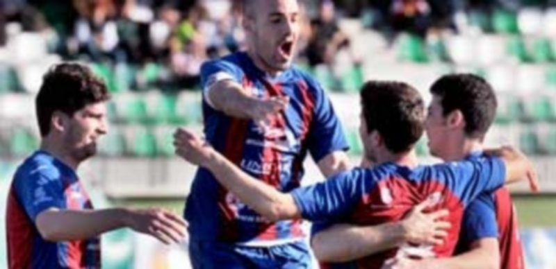 Ricardo salta para abrazar a sus compañeros tras la consecución de un gol en el encuentro que jugó la Segoviana ante el Rácing Lermeño. / Kamarero