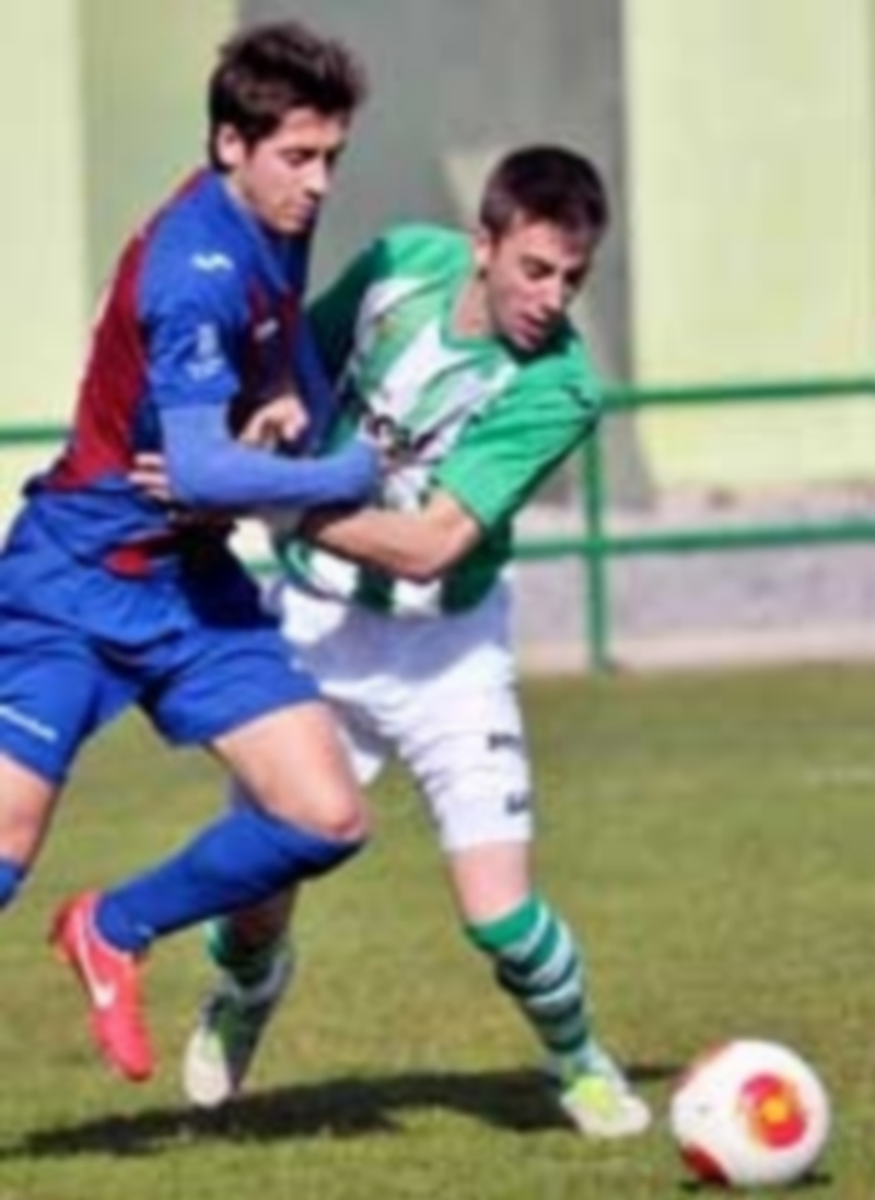 Dani Calleja y David Franco forcejean por un balón que terminó llevándose el jugador azulgrana. / Kamarero