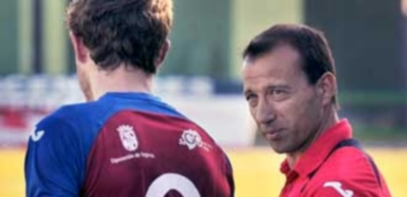 Santi Sedano mira a Dani Arribas durante uno de los partidos jugados esta temporada por la Gimnástica Segoviana. / Kamarero