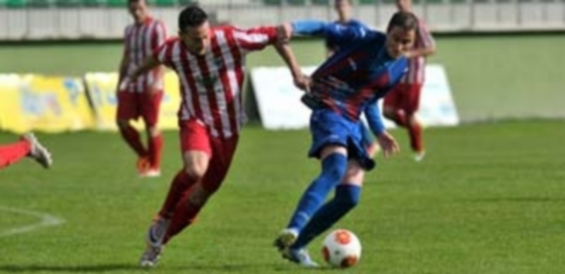 Asier aguanta el agarrón de un defensor del Atlético Tordesillas para terminar llevándose la pelota. / Kamarero