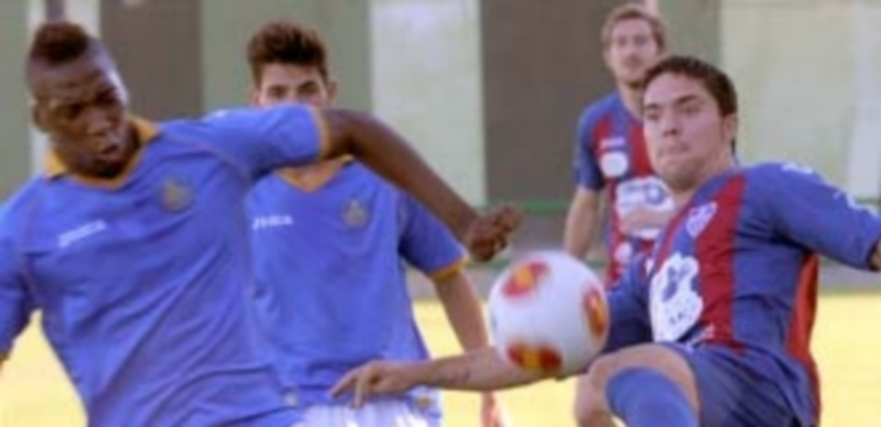 Un momento del encuentro que se disputó en el campo de La Albuera ante unos 200 espectadores. / Kamarero