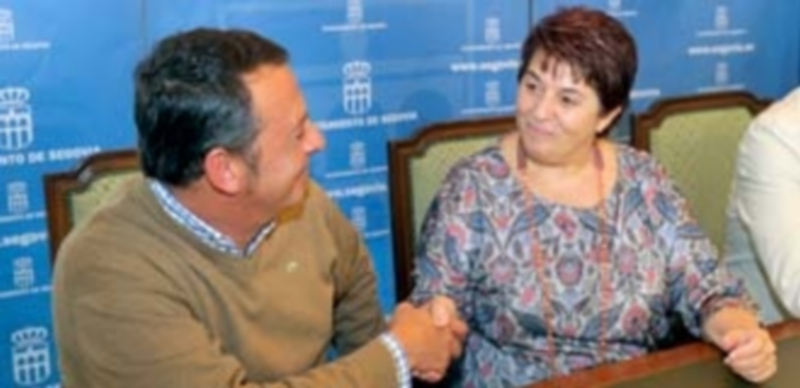 Moisés López y Clara Luquero se dan la mano tras firmar el convenio de colaboración. / Kamarero