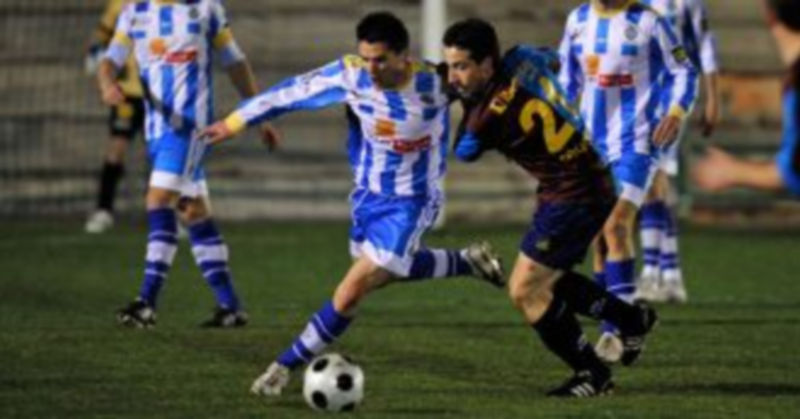 Agustín intenta frenar a un jugador de la Arandina la pasada campaña. / Kamarero