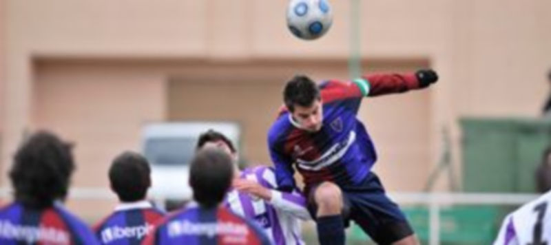 Un jugador de la Gimnástica Segoviana gana un balón por alto a un rival del Real Valladolid B. /Kamarero