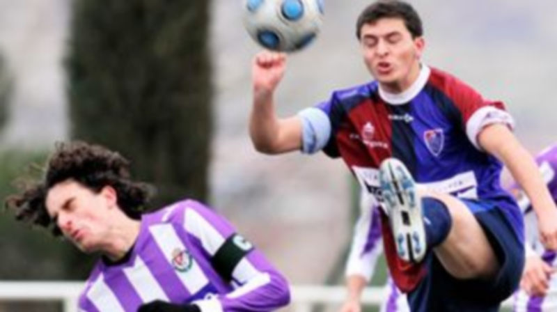 Un jugador de la Segoviana juvenil despeja un balón. /Kamarero