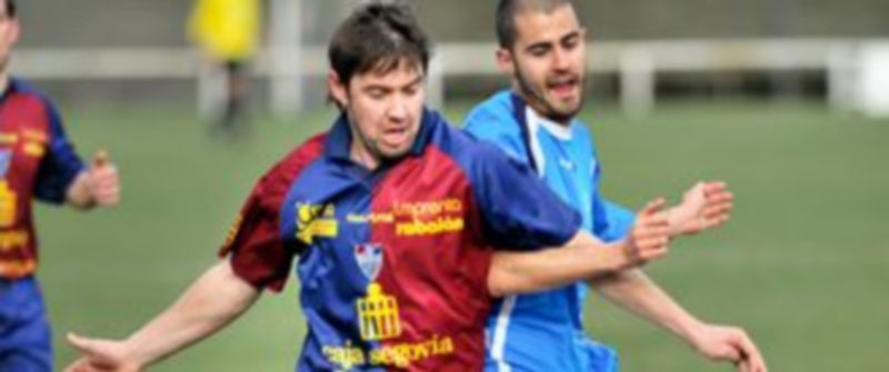 Anel protege el balón ante Alex en uno de los derbis que jugó la Segoviana ante el CD La Granja./ Kamarero