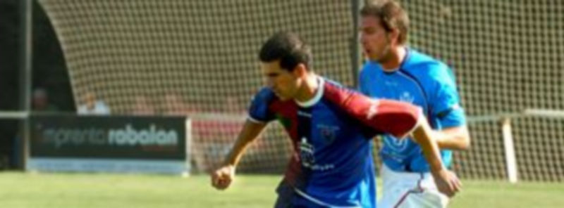 El gimnástico Otero golpea el balón