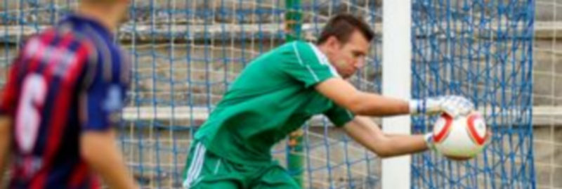 David Durán detiene un balón en la imagen correspondiente a un partido anterior de la Segoviana. / Kamarero