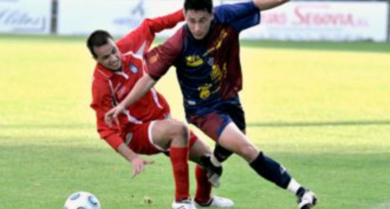 El gimnástico Víctor Pérez intenta escaparse de la entrada de un rival del Huracán Z en un partido anterior. / Kamarero