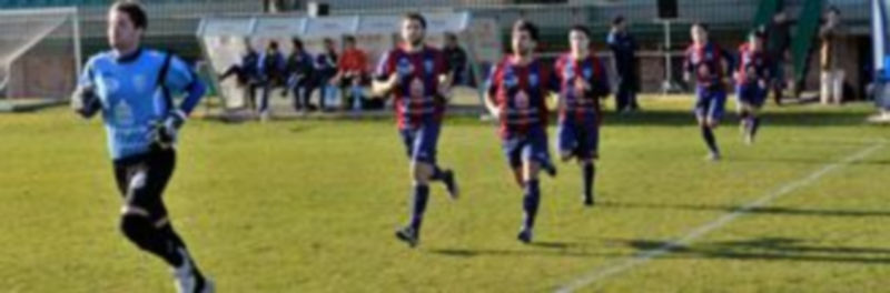 Los jugadores de la Segoviana saltan al campo para jugar uno de los partidos de liga./ Kamarero