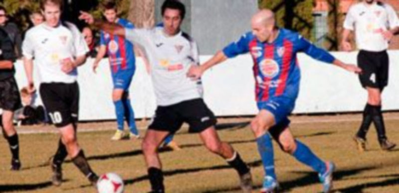 El gimnástico Ricardo da salida a un balón ante la presión de un rival